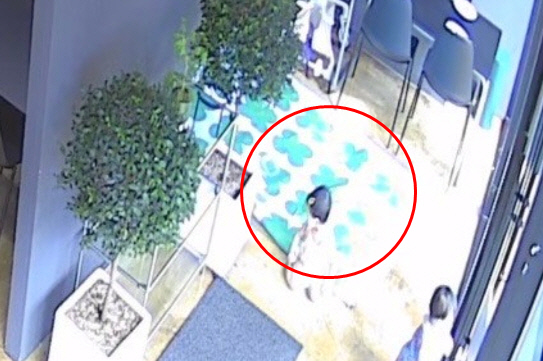 매장에서 돗자리 깔고 아이들 놀게 한 부모[온라인 커뮤니티 '아프니까 사장이다' 캡처]